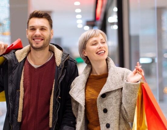 Hombre y mujer comprando