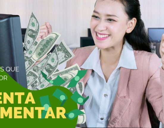 Mujer feliz con dinero